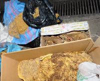 Tytoniowa kontrabanda na posesji. 51 kilogramów suszonych liści tytoniu oraz prawie 14 kilogramów krajanki tytoniowej (ZDJĘCIA)