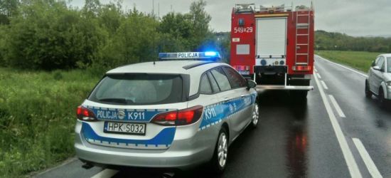 Uderzył w przepust i dachował. Pięć osób w pojeździe