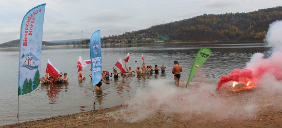 Inauguracja w Polańczyku! Morsowanie w Jeziorze Solińskim (VIDEO, FOTO)