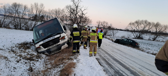 Groźna kolizja. Auto osobowe zderzyło się z autobusem
