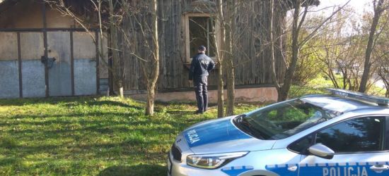 Policjanci sprawdzają pustostany