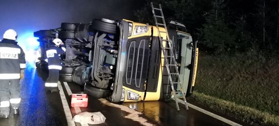 Tir runął na jezdnię. W akcji ratunkowej pięć zastępów straży (ZDJĘCIA)