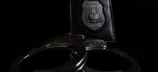 BIESZCZADY: Pościg i dachowanie w rowie. Kierowca poszukiwany