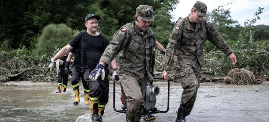 Żołnierze w akcji wspierania mieszkańców po powodzi (ZDJĘCIA)