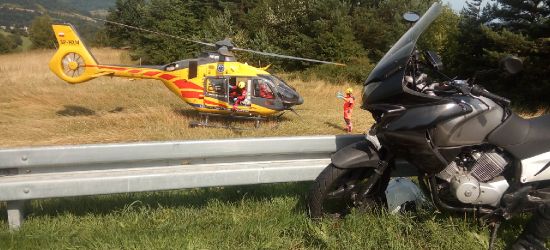 Niebezpiecznie na serpentynach. Zderzenie motocykla z osobówką (ZDJĘCIE)