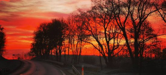 Krwawy wschód słońca. Kilka wyjątkowych ujęć z trasy Sanok-Lesko (ZDJĘCIA)