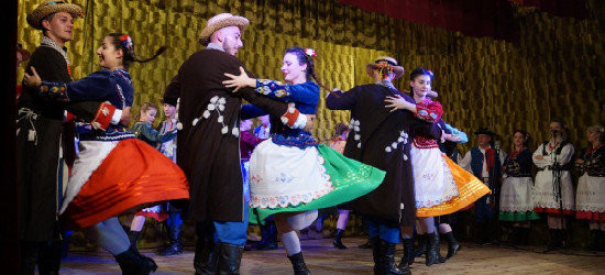 NOWOSIELCE: Spektakl i barwne tańce. Widowisko w 100. rocznicę niepodległości (FOTO, VIDEO)