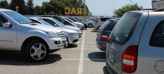Koniec parkingowej sielanki na terenie Galerii Sanok. Miejsca tylko dla klientów (ZDJĘCIA)