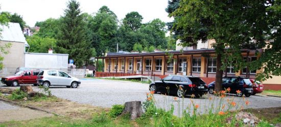 SANOK: Pacjenci doczekali się nowych miejsc postojowych przy przychodni na Lipińskiego (FOTO)