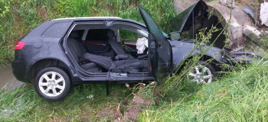 Uderzył w przepust Dwie osoby trafiły do szpitala (ZDJĘCIE)