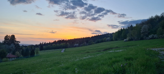 BEZMIECHOWA ZACHWYCA! Urokliwy zachód słońca rozświetlił niebo (ZDJĘCIA)