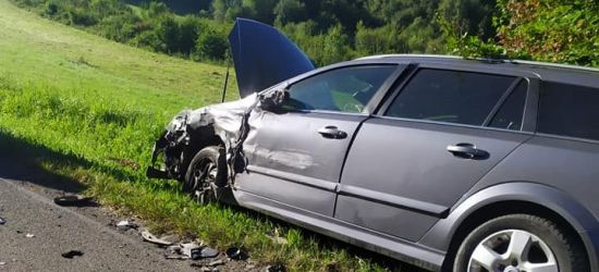 Zderzenie osobówek na Gruszce. Jedna osoba w szpitalu (ZDJĘCIA)