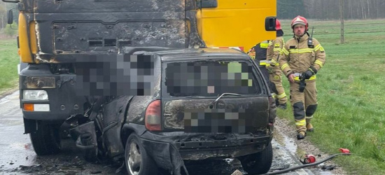 TRAGEDIA: Zderzenie z ciężarówką. Pojazd zapalił się (ZDJĘCIE)