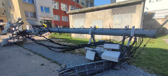 SANOK: Z dachu Urzędu Gminy runął maszt (NOWE ZDJĘCIA)