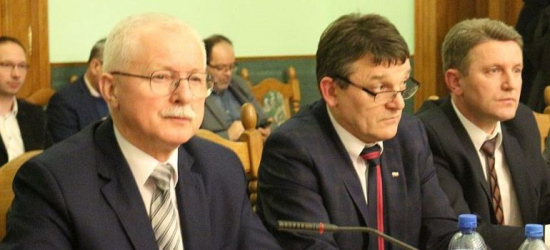 TRANSMISJA: Sesja w powiecie. Zaciągną kredyt na drogę i chodnik?