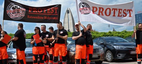 Protest ratowników medycznych! Pokazali rządowi czerwoną kartkę (VIDEO, ZDJĘCIA)