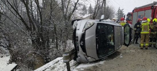 Trudne warunki, za duża prędkość. Samochód uderzył w barierę (ZDJĘCIA)