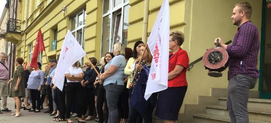 SANOK. Pracownicy dawnego PBSu wyszli na ulicę! (VIDEO, ZDJĘCIA)