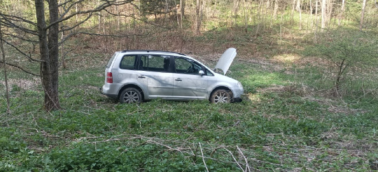 GOLCOWA: Samochód wypadł z drogi. W pojeździe dziecko (FOTO)