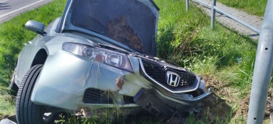 34-latek zasnął za kierownicą. Samochód w rowie (ZDJĘCIA)