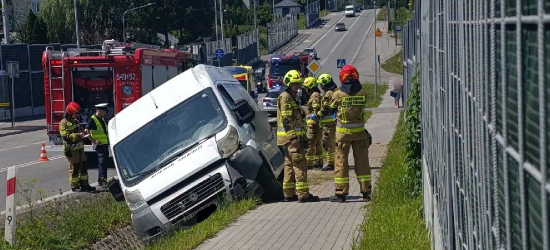 GROŹNE ZDARZENIE W ZAGÓRZU! Bus wypadł z drogi i wjechał do rowu [ZDJĘCIA]