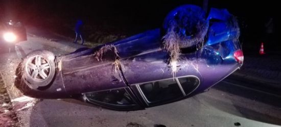 Groźne dachowanie! Pojazd uderzył w przepust, kierujący z obrażeniami (FOTO)