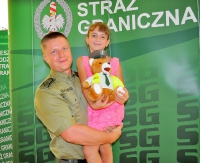 Funkcjonariusz Straży Granicznej ratuje tonącą dziewczynkę