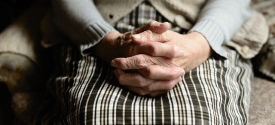 76-latka padła ofiarą oszustów. Straciła oszczędności życia