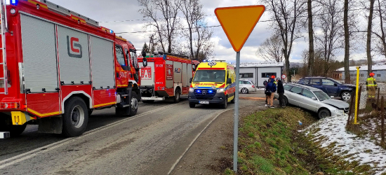 CZERTEŻ: Zderzenie dwóch samochodów osobowych (FOTO)