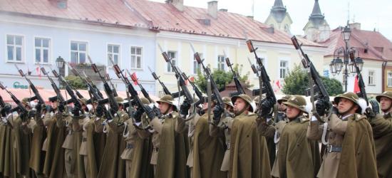 Salwa honorowa, apel poległych, defilada. Święto Wojska Polskiego w Sanoku (VIDEO, FOTO)
