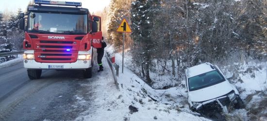 Dachowanie osobówki. Jedna osoba poszkodowana