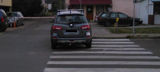 PARKOWANIE PO SANOCKU: Między liniami się nie dało, więc stanął w poprzek