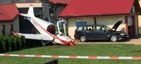 Awaryjne lądowanie. Samolot uderzył w latarnię i garaż (FOTO)