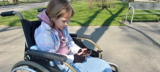 Natalka potrzebuje naszej pomocy – każda złotówka to krok ku normalności
