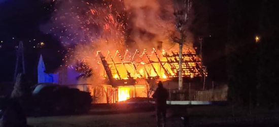Pożar budynku mieszkalnego w Domaradzu! ZDJĘCIA z drona