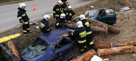 Pożar ciągnika i karambol. Strażacy w ćwiczebnych realiach (FOTORELACJA)