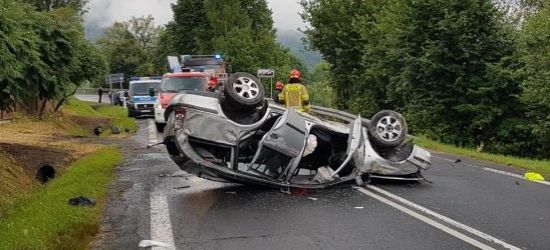Fatalny wypadek w Bieszczadach. Skoda dachowała. W środku czterech nastolatków (FOTO)