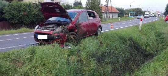 Zjechał na przeciwległy pas, a następnie do rowu. W pojeździe 11-miesięczne dziecko (FOTO)