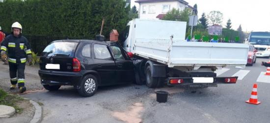 Corsą wjechała w ciężarowe mitsubishi. Poszkodowana kierująca opla (FOTO)