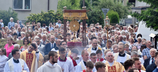 Procesja Bożego Ciała w Sanoku. Tłumy wiernych na ulicach miasta (NOWE ZDJĘCIA, VIDEO)