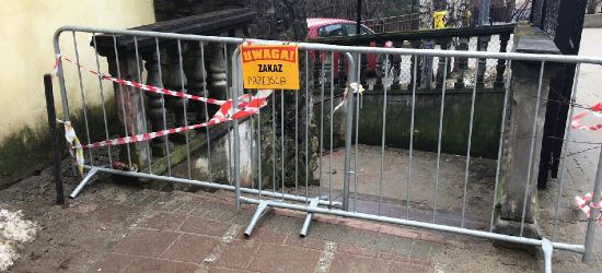Osunął się fragment muru przy klasztorze oo. Franciszkanów! Schody zamknięte (VIDEO, ZDJĘCIA)