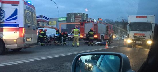 AKTUALIZACJA: Zderzenie motocykla z dostawczakiem. Dwie osoby poszkodowane (FOTO)