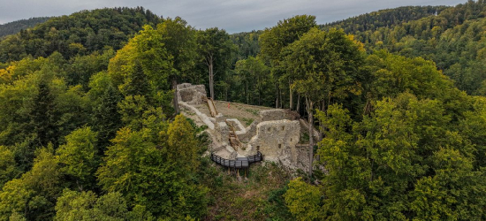 ZAMEK SOBIEŃ. Ruiny z niezwykłym widokiem na San [ZDJĘCIA Z DRONA]