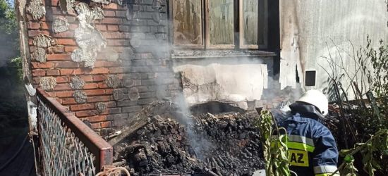Pożar zamieszkałego budynku. W akcji cztery zastępy straży pożarnej