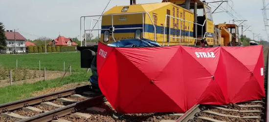 PODKARPACIE. Śmiertelny wypadek na przejeździe kolejowym. Samochód utknął pomiędzy zaporami (ZDJĘCIA)