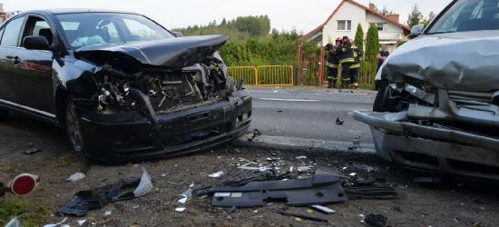 AKTUALIZACJA: Kraksa dwóch VW i toyoty. Trzy osoby poszkodowane (FOTO)