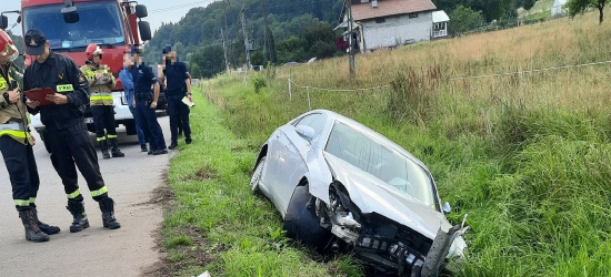 GRABOWNICA. Wyprzedzając, wypadł z drogi i wjechał do rowu (ZDJĘCIE)