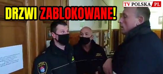 SANOK. Drzwi do sali sesyjnej bronili strażnicy miejscy (VIDEO, ZDJĘCIA)