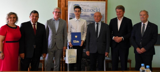 POWIAT SANOCKI: Najzdolniejsi uczniowie szkół średnich nagrodzeni (ZDJĘCIA)