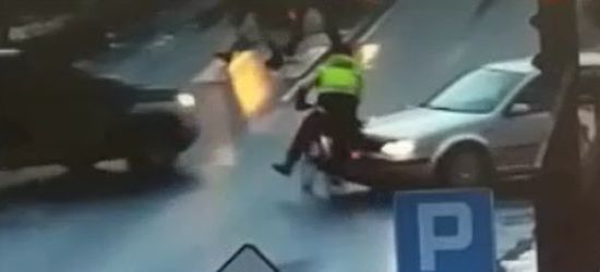 Wjechał na skrzyżowanie na czerwonym świetle. Zderzył się z dwoma samochodami (ZOBACZ VIDEO)